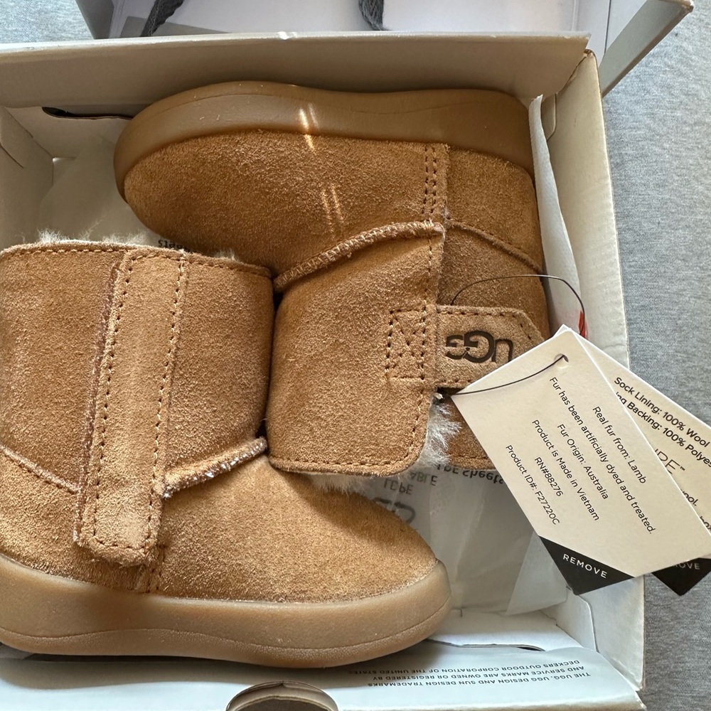 NWT Keenan Ugg baby booties size 2/3